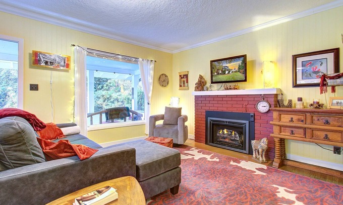 Pleasant Valley Apartment | Long Term Discounts in Historic Home!