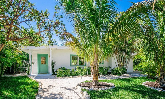 Longbeach Village House | Longboat Village 3brm pool home