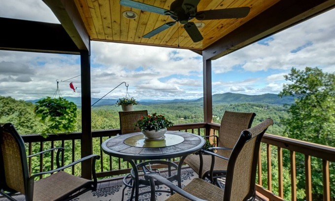 Murphy Ski Chalet | Longview - Captivating views like no other!