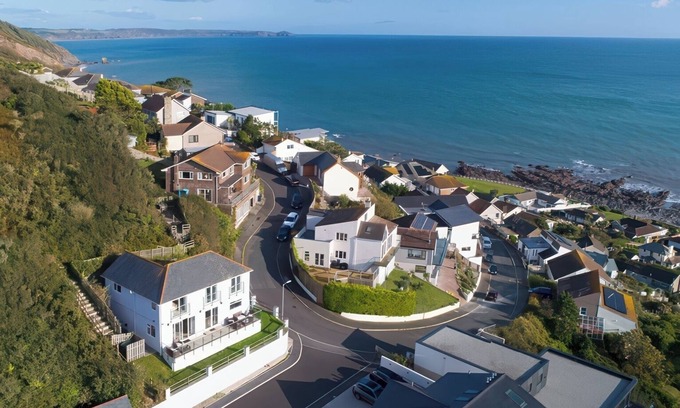 Downderry House | LOOE ISLAND VIEW, pet friendly, with a garden in Downderry