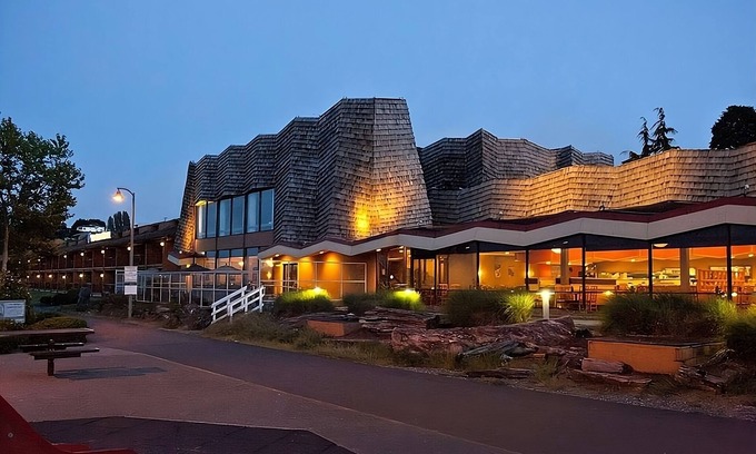 Port Angeles Resort | Look No Further! Outdoor Pool, Pets Allowed, Near Valley Creek Estuary Park!