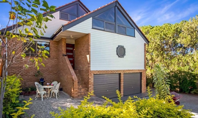 Indooroopilly House | Look no further than this charming 2BR loft in the heart of Indooroopilly.