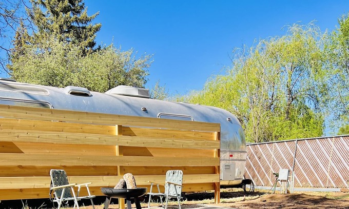 Pinetop RV Rental | LOT SPACES for Airstreams, vintage campers & camper vans @Corduroy Lodge