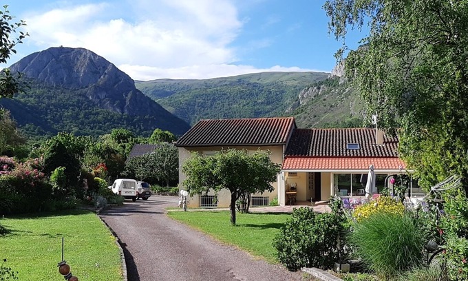 Tarascon-sur-Ariege House | Lotus cottage single storey house