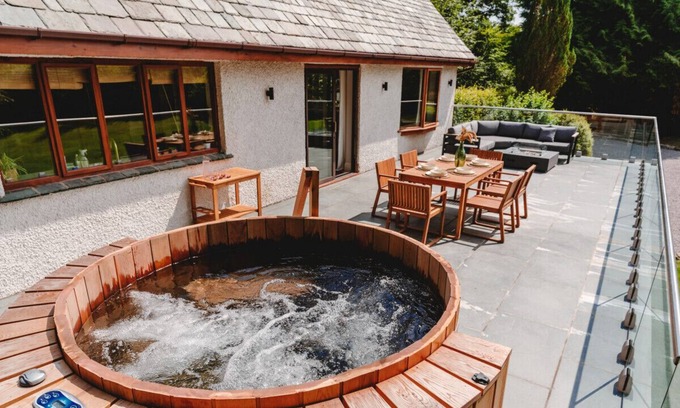 Ambleside Villa | Loughrigg Cottage -private house with a hot tub