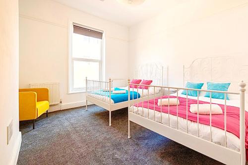 North Shore Apartment | Love Island apartment 5 min walk from Blackpool tower sleeps 12