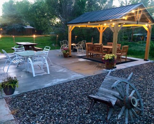 East Thermopolis House | Loved By Guests ! Thanksgiving Available, Highly Rated, Location Perfect, Pools One Minute, Amenity-Rich, and Pup Friendly, Discover An Exceptional Wyoming Stay, Thermopolis River Walk Home at Hot Springs State Park, 'Where Families and Fisherman Stay'