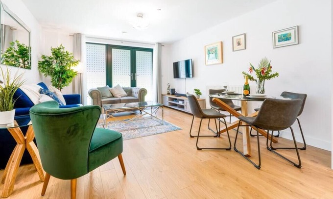 Redhill Condo | Lovely 1 bed flat with patio in Central Redhill