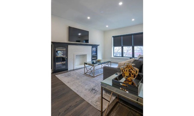 Irving Park Apartment | Lovely 2 BDR, 3 min walk to train for Downtown/ORD