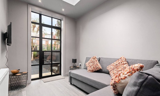 Mapesbury House | Lovely 2-bed apartment - hosted by GuestReady