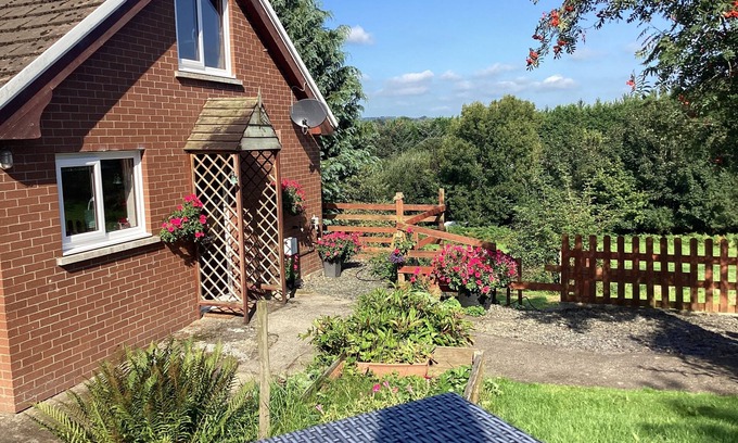 Llanybydder Cottage | Lovely 2-bed Cottage in Pencarreg