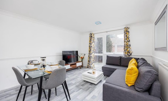 Grays Apartment | Lovely 2 Bed House in Grays.