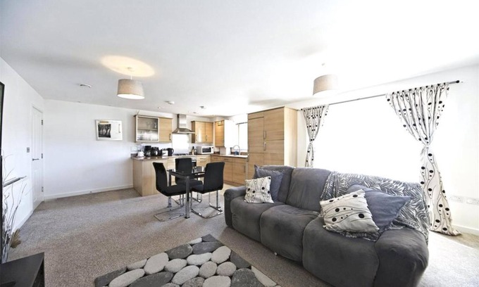 Carshalton Central Apartment | Lovely 2-bedroom apartment close to local ponds