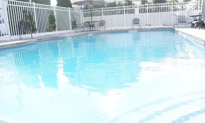 Hampton Apartment | lovely 2-bedroom apartment with pool 2B