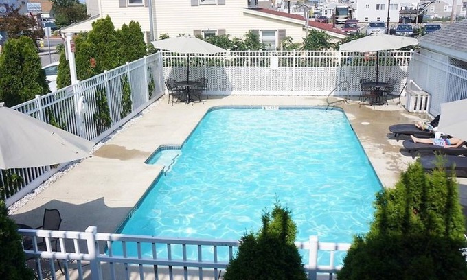 Hampton Apartment | lovely 2-bedroom apartment with pool 3C