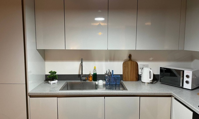 West Bromwich Apartment | Lovely 2 Bedroom Serviced Apartment with Parking