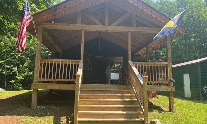 Iron River Cabin | Lovely 2-bedroom off-grid cabin deep in the woods