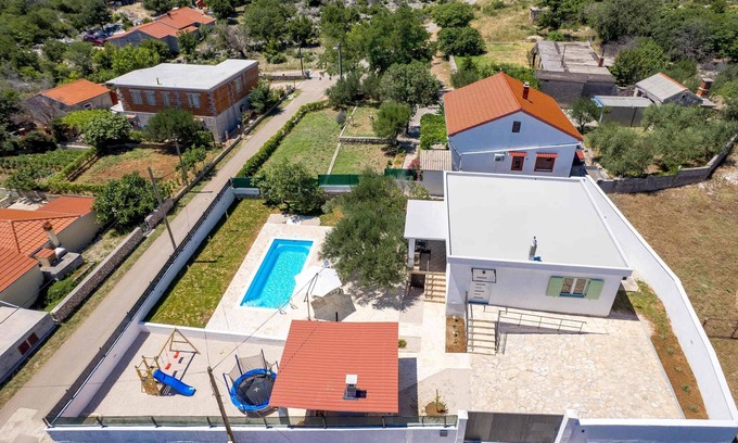 Posedarje Villa | Lovely 2-bedroom villa with WiFi and AC in Slivnica