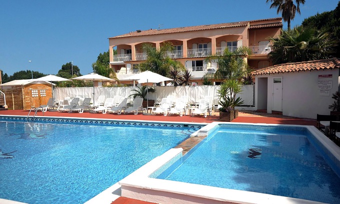 Les Bormettes Apartment | Lovely 2-person studio 250 meters from the BEACH with HEATED SWIMMING POOL & TENNIS (101)
