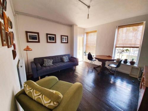 Camberwell Green Apartment | Lovely 2BR in Historic Camberwell Location