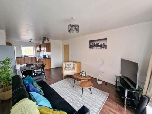 Chorlton-on-Medlock Apartment | Lovely 3 Bed Close to Centre by City SuperHost