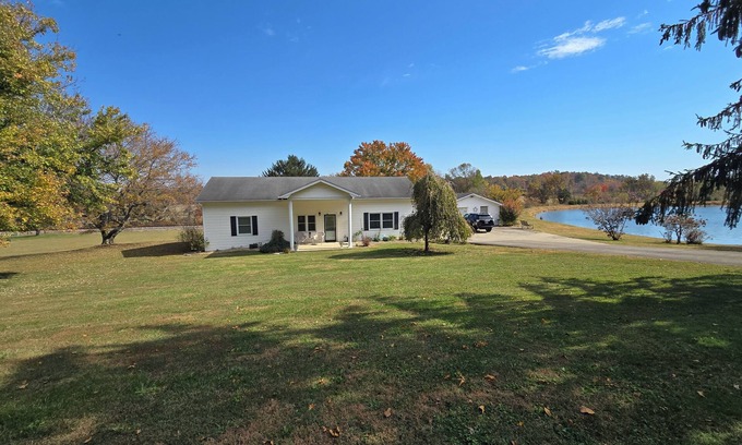 New Haven House | Lovely 3-bedroom home near the Bourbon Trail, with a lake in a country setting
