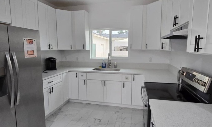 Riverside House | Lovely 3-bedroom house, 5 beds, Sleeps 10 with AC, FREE coffee & laundry
