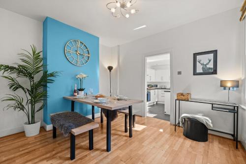 Canbury House | Lovely 4 Bedroom London Home with Free Parking, Garden, WiFi By Roost Accommodation