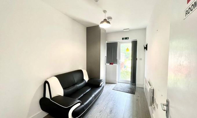 London Borough of Ealing House | Lovely 5 Bed House + Parking+ Wifi +Close Heathrow