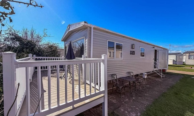 Pakefield House | Lovely 6 berth caravan close to the beach in Suffolk ref 68030BS