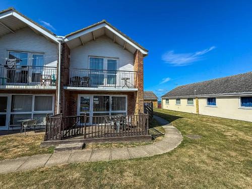 Corton Villa | Lovely 6 Berth Villa At Waterside Village Park In Corton Ref 14100W