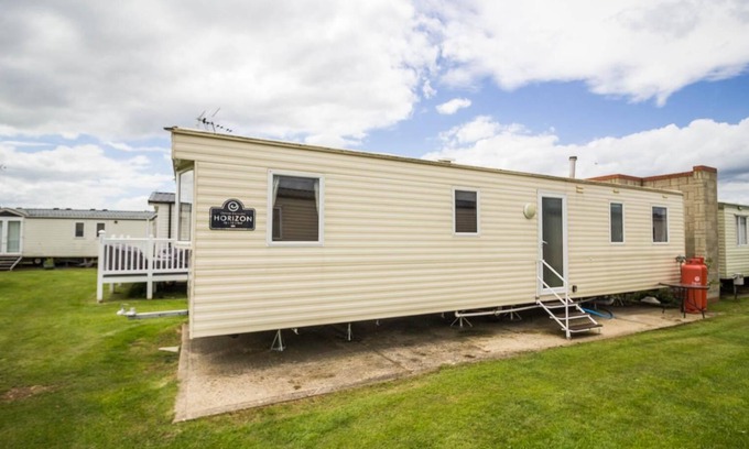 Walton on the Naze House | Lovely 8 berth caravan at Naze Marine in Essex ref 17337BR