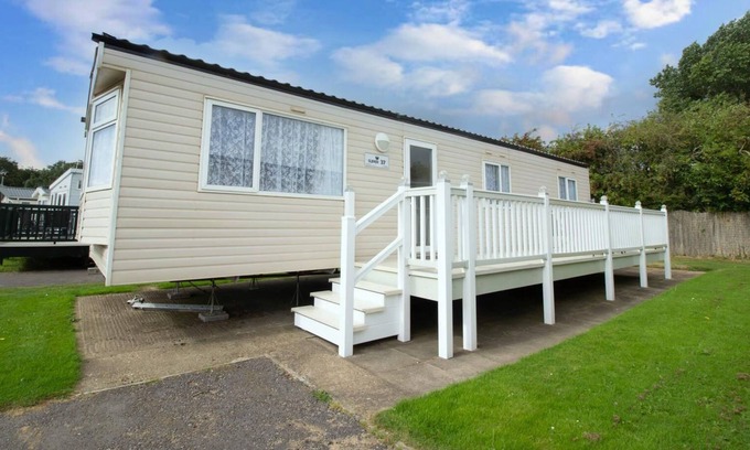 Louth House | Lovely 8 berth caravan for hire at Sunnydale Park in Skegness ref 35001JW