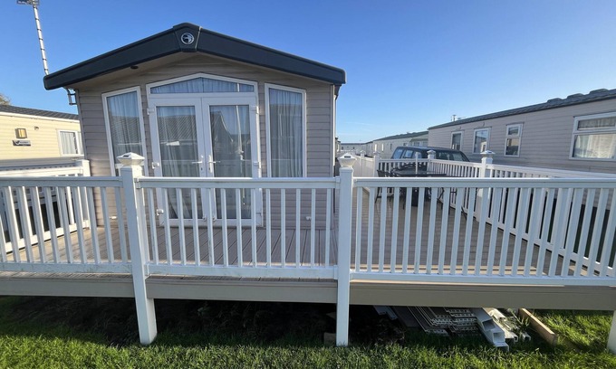 Caister-on-Sea House | Lovely 8 berth caravan with large decking area in Caister, Norfolk ref 65055EB