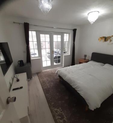 Gravesend House | Lovely and Spacious Room with Conservatory