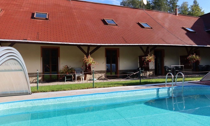 Desna Apartment | Lovely apartment for 4 people with pool, WIFI, TV, patio and parking