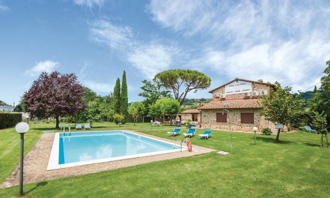 Poggiarello Villa | Lovely apartment in villa for 4 guests with A/C, pool and TV, close to Siena