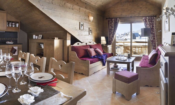 Montgenevre Apartment | Lovely apartment for 4 people with pool, WIFI, hot tub, TV, balcony, pets allowed and parking