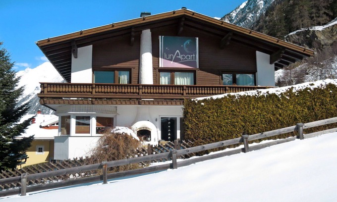 Soelden Apartment | Lovely apartment for 2 guests with WIFI, TV, pets allowed and parking