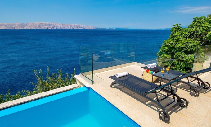 Senj Apartment | Lovely apartment for 2 people with pool, WIFI, A/C, TV, terrace and pets allowed