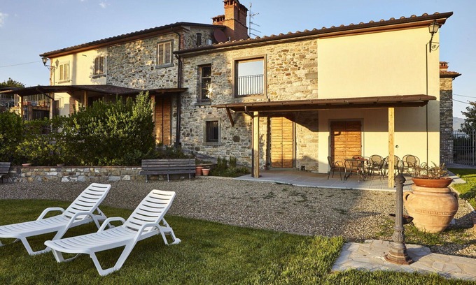 Capolona Apartment | Lovely apartment for 5 people with pool, WIFI, TV, pets allowed and panoramic view, close to Are.
