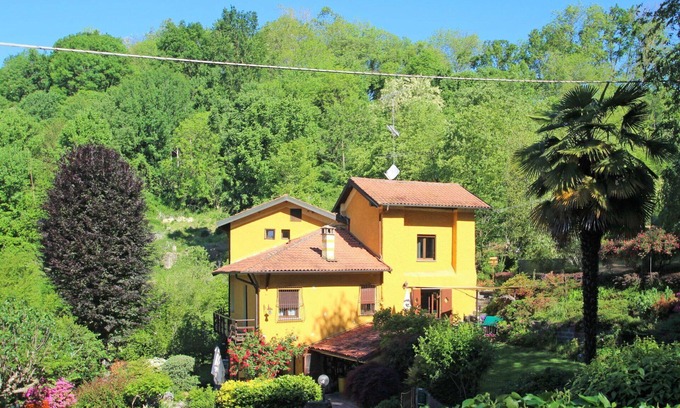 Oleggio Castello Apartment | Lovely apartment for 6 guests with WIFI, TV, terrace, pets allowed and parking