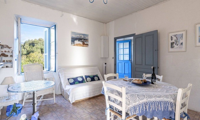 Porto-Vecchio Apartment | Lovely apartment for 5 guests with WIFI, TV, balcony and pets allowed