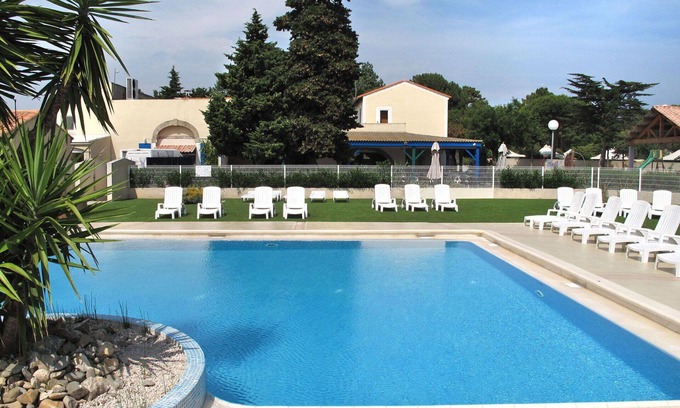 Les Cabanes de Fleury House | Lovely apartment in villa for 6 guests with WIFI, A/C, pool, TV, terrace, pets allowed and parking