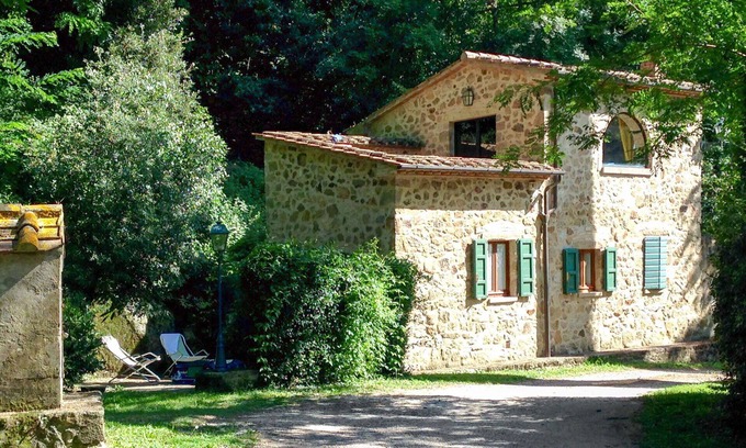 Roccastrada Villa | Lovely apartment in villa for 4 people with pool, WIFI, TV, patio and pets allowed
