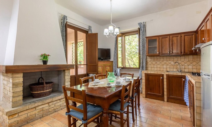Montone Apartment | Lovely apartment in Montone with WiFi