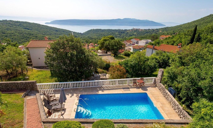 Martina House | Lovely apartment in villa for 6 guests with WIFI, pool, A/C, TV, terrace, pets allowed and parking