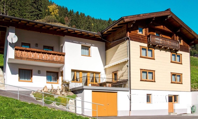 Kappl Villa | Lovely apartment in villa for 11 guests with WIFI, TV, balcony and parking