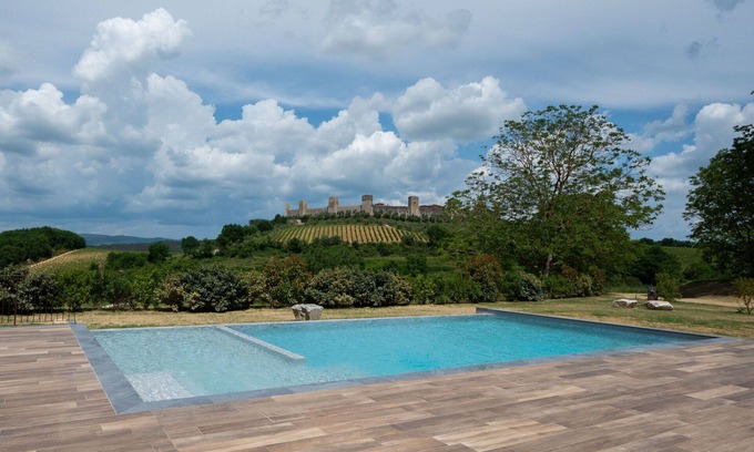 Monteriggioni Apartment | Lovely apartment for 4 people with pool, WIFI, A/C, TV and pets allowed, close to Siena