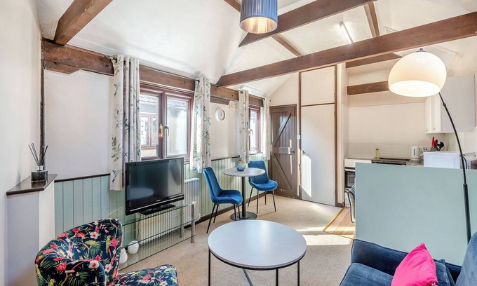 Colchester Cottage | Lovely barn in a beautiful setting with swimming pool.